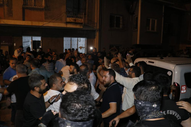 HÜDA PAR’ın il sekreterini öldüren ve il başkanını yaralayan kişinin evine saldırı! Polis biber gazı kullandı - Resim: 1