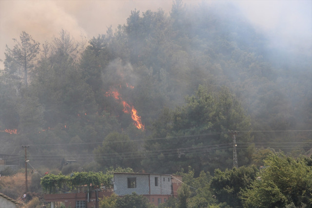 İzmir'in iki ilçesinde ve Hatay'da orman yangını çıktı! Helikopterler, uçaklar bölgeye gönderildi - Resim: 1