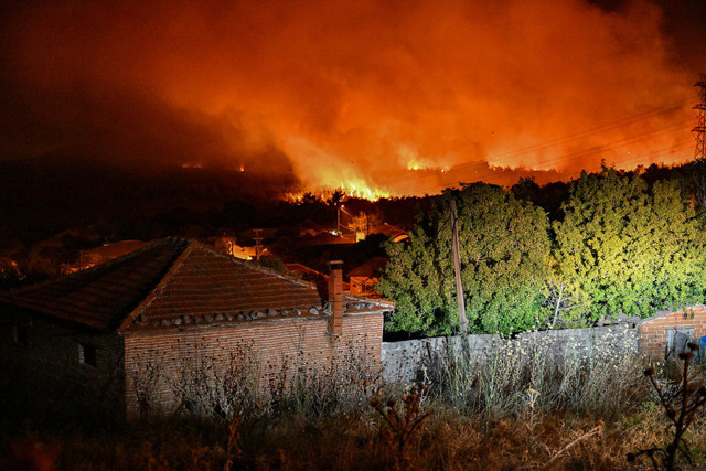 Orman yangınları sürüyor! Üç mahalle boşaltıldı... Çanakkale, İzmir, Antalya ve İstanbul... - Resim: 1