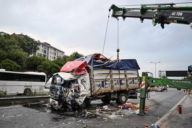 Esenyurt'da feci kaza! Karşı yöne geçen kamyon devrildi; 1 ölü,1 yaralı - Resim: 0