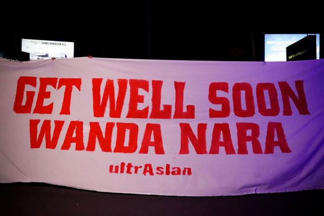 Mauro Icardi, İstanbul’a geldi taraftara üçlü çektirdi Wanda Nara pankartı - Resim: 2