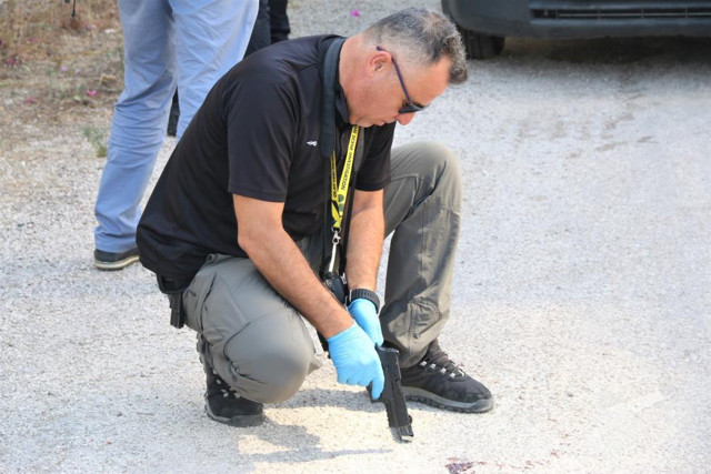 Antalya’da sokak ortasında korkunç olay! Kız arkadaşını öldürüp, aynı silahla intihar etti - Resim: 0