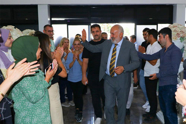 Yüksek zammı alan işçiler belediye başkanını omuzlarda taşıdı - Resim: 1