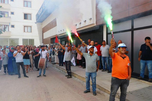 Yüksek zammı alan işçiler belediye başkanını omuzlarda taşıdı - Resim: 2