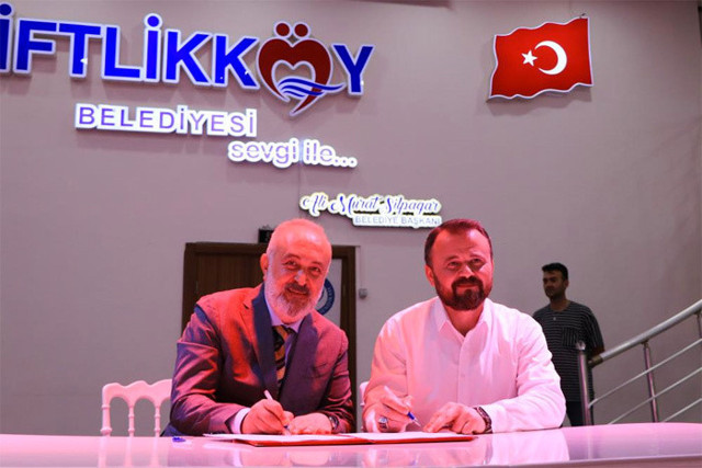 Yüksek zammı alan işçiler belediye başkanını omuzlarda taşıdı - Resim: 0