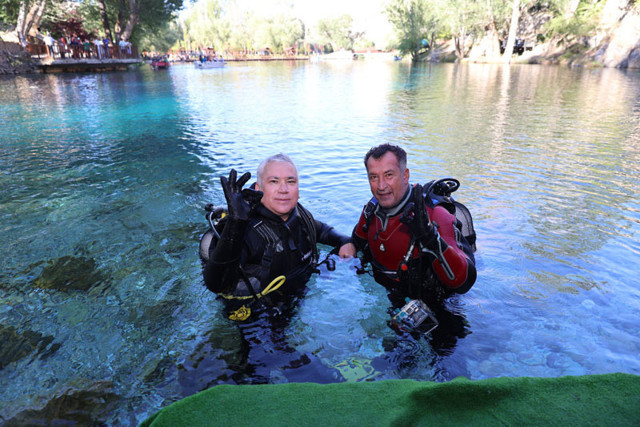 Sivas'ın nazar boncuğu deniliyor Sivas valisi doğal akvaryuma dalış yaptı - Resim: 0