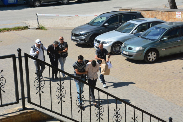 Bilecik'te vahşet! Sevgilisinin parmaklarını satırla kesip kaçtı - Resim: 0