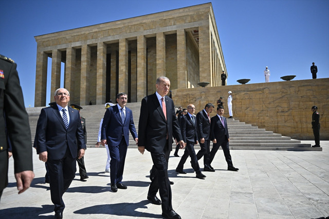 Cumhurbaşkanı Erdoğan başkanlığındaki YAŞ üyeleri Anıtkabir'i ziyaret etti - Resim: 0