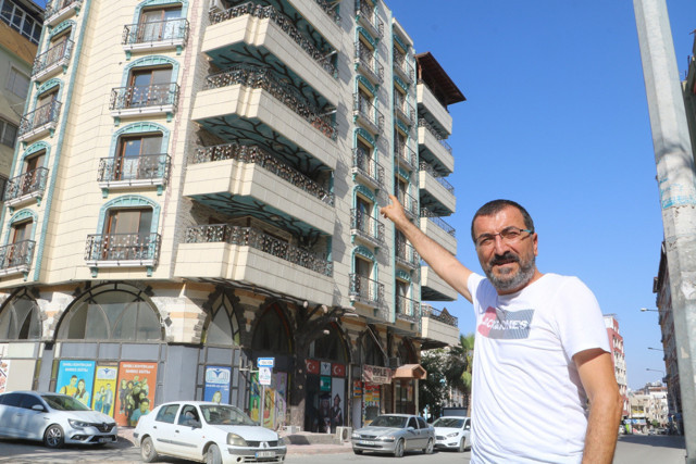 Deprem bölgesindeki bina tedirgin ediyor ama gerçek başka! Önünden kimse geçmiyor, araba bile park etmiyorlar - Resim: 1