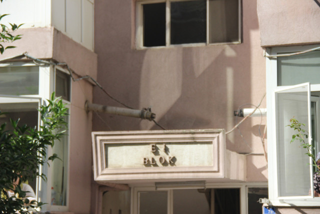 Kocaeli'de evine balkondan girmeye çalışan genç 5. kattan düştü - Resim: 1