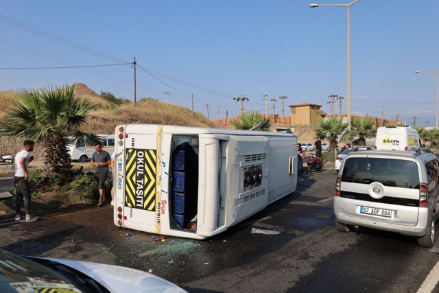 Manisa'da işçi servisi devrildi: 20 işçi yaralandı - Resim: 0