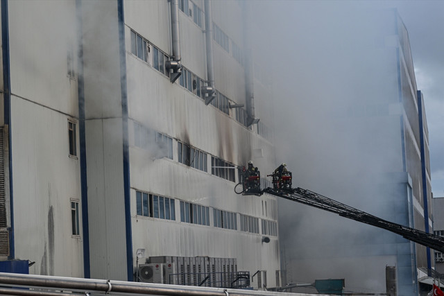 Arnavutköy'de 4 katlı fabrikada yangın çıktı - Resim: 0
