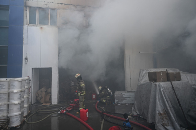 Arnavutköy'de 4 katlı fabrikada yangın çıktı - Resim: 1