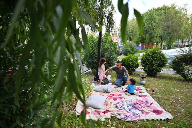 Ev sahibi kirayı 5 katına çıkardı! Aile perişan halde bakın nerede yaşıyorlar - Resim: 0