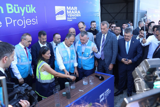 Bakan Mehmet Özhaseki, İzmit Körfezi'ndeki dip çamuru temizliği çalışmalarını inceledi - Resim: 1