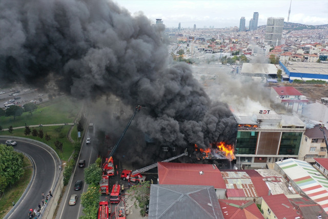 Ataşehir'de büyük yangın! 2 katlı binada başlayan yangın 3 binaya daha sıçradı - Resim: 1