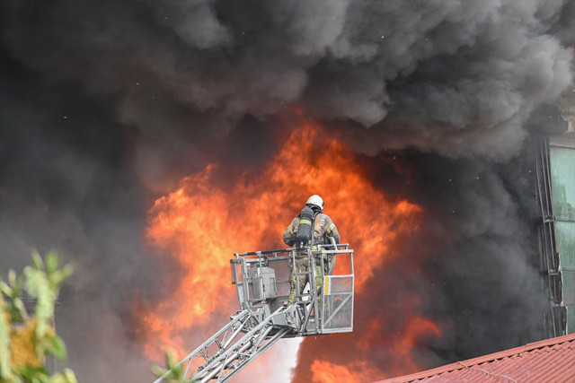 Ataşehir'de büyük yangın! 2 katlı binada başlayan yangın 3 binaya daha sıçradı - Resim: 3