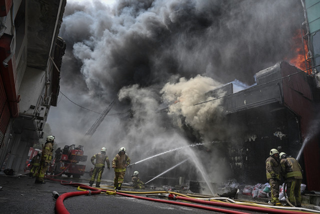 Ataşehir'de büyük yangın! 2 katlı binada başlayan yangın 3 binaya daha sıçradı - Resim: 2