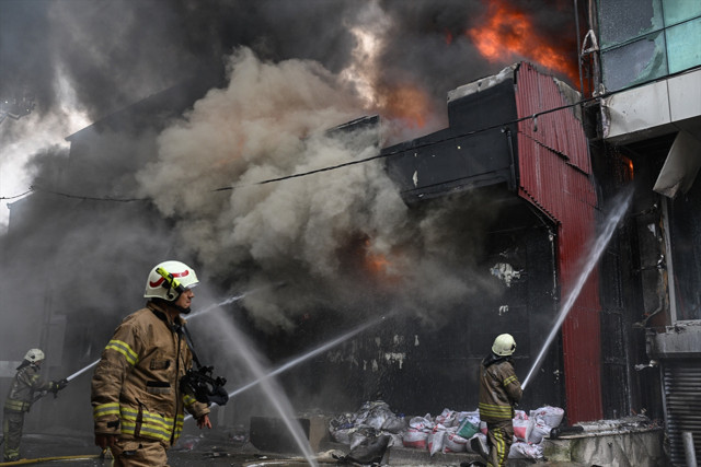 Ataşehir'de büyük yangın! 2 katlı binada başlayan yangın 3 binaya daha sıçradı - Resim: 4