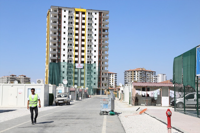 Malatya'da ağır hasarlı bina patlayıcıyla yıkıldı - Resim: 0