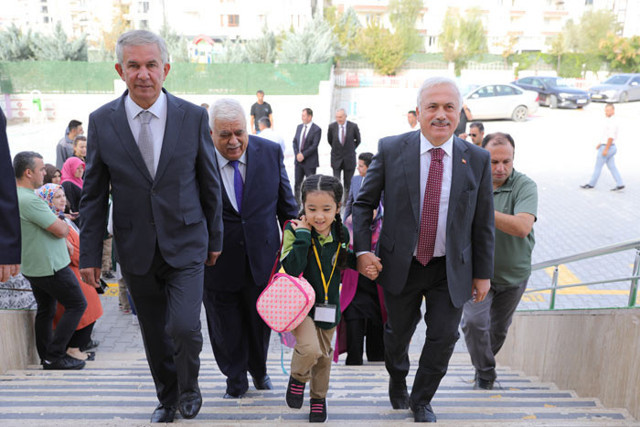 Şehit kızı ilk gün okuluna Aksaray Valisi Mehmet Ali Kumbuzoğlu ile gitti - Resim: 0