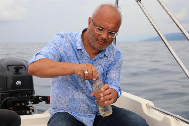 Rize Çayeli açıklarındaki petrol potansiyelinin belirlenmesi için örnekler alındı - Resim: 0