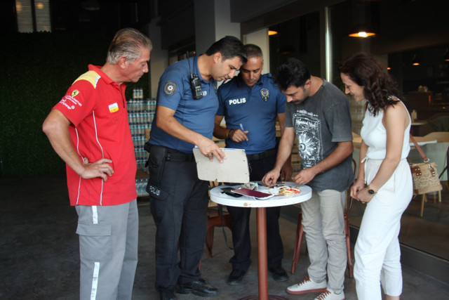 Genç çift, hayatlarının en unutulmaz molasını verdi: Telefon şakası sandık - Resim: 0