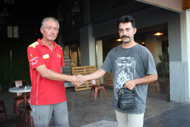 Genç çift, hayatlarının en unutulmaz molasını verdi: Telefon şakası sandık - Resim: 3