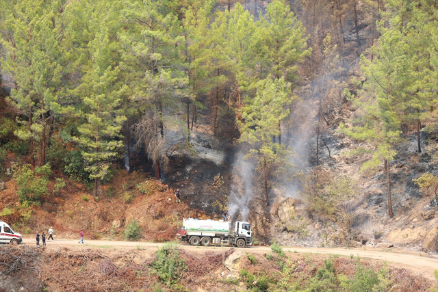 Alanya'da orman yangını! Alevler geniş alana yayıldı, havadan ve karadan müdahale ediliyor - Resim: 1