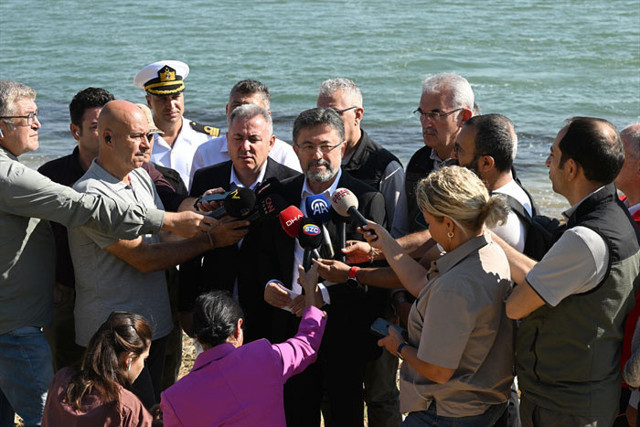 İzmir'deki orman yangınına müdahale eden helikopter baraja düştü 4 personel vardı - Resim: 1
