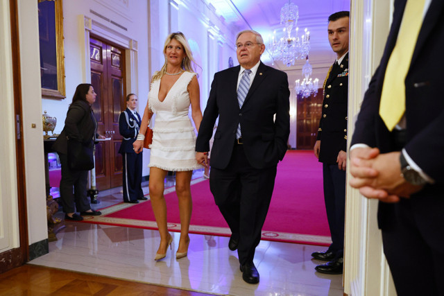 Türk düşmanı Bob Menendez malı götürmüş! Görevden alındı! Külçe külçe altın, dolar, lüks araç... - Resim: 3