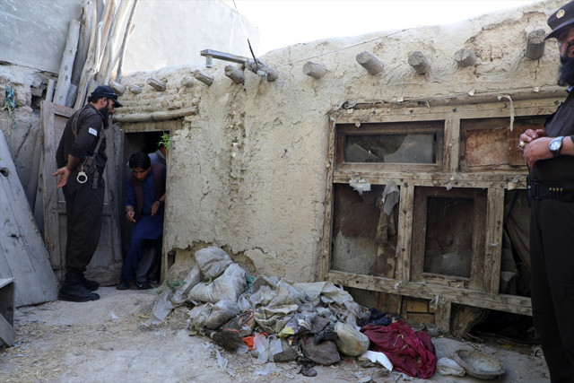 Ailesinin 25 yıldır bir odada hapsettiği kadın kurtarıldı - Resim: 1