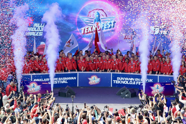 TEKNOFEST İzmir başladı binlerce kişi akın etti! Selçuk Bayraktar: Türkiye Yüzyılı'na sizler ve eserleriniz damga vuracak - Resim: 1