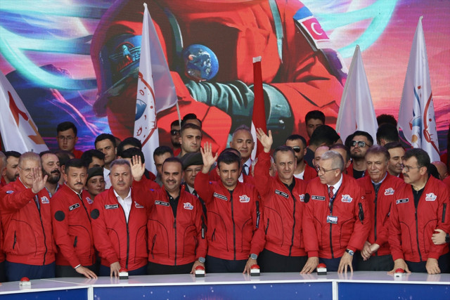 TEKNOFEST İzmir başladı binlerce kişi akın etti! Selçuk Bayraktar: Türkiye Yüzyılı'na sizler ve eserleriniz damga vuracak - Resim: 5