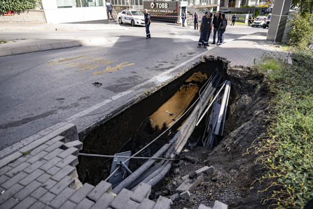 Şişli'de inanılmaz olay! Kaldırım çöktü kadın içine düştü - Resim: 0