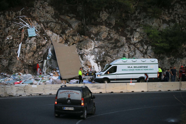 Muğla'da bir TIR kayalıklara çarparak parçalandı! - Resim: 0