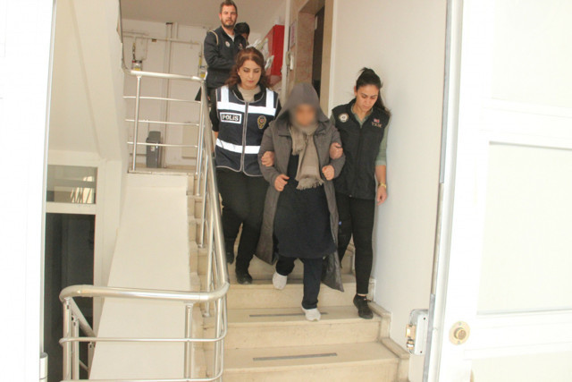 FETÖ'den aranan kadın evinin kilerindeki özel bölmede yakalandı - Resim: 1