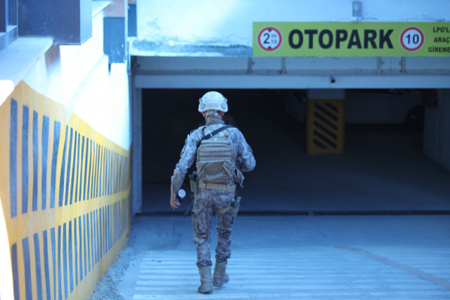 Kendisini eve kilitleyen genç, canlı yayın açıp özel harekat polisine direndi - Resim: 1