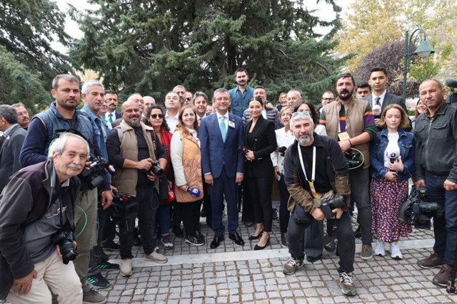 CHP Genel Başkanı Özgür Özel’e ilk gününde şok protesto: Kılıçdaroğlu sana ekmek yedirdi - Resim: 0