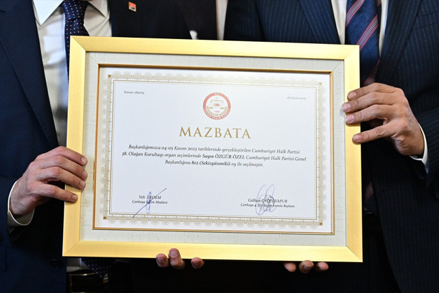 CHP'de Özgür Özel dönemi! Mazbatasını aldı ilk sözleri bunlar oldu - Resim: 1