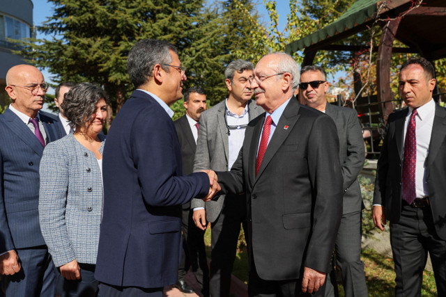Özgür Özel koltuğu devralıyor! Kemal Kılıçdaroğlu pankartla karşılandı, personelle vedalaştı - Resim: 2
