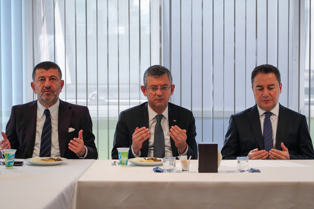 CHP lideri Özgür Özel'den Ali Babacan'a taziye ziyareti - Resim: 0