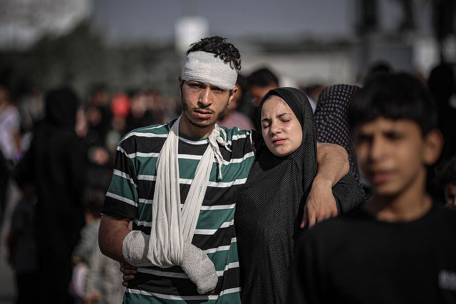 Gazze'de bombalardan kaçıp yollara düşen Filistinlilere de acımadılar sağ kurtulanlar dehşeti anlattı - Resim: 1