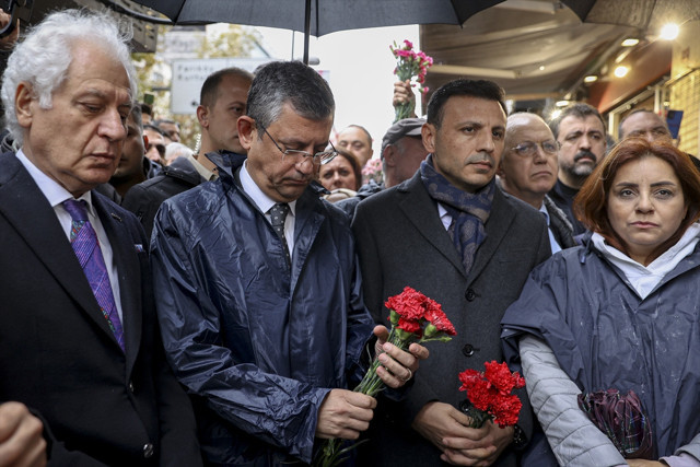 CHP Genel Başkanı Özel, gazeteci Hrant Dink'in öldürüldüğü yere karanfil bıraktı - Resim: 0