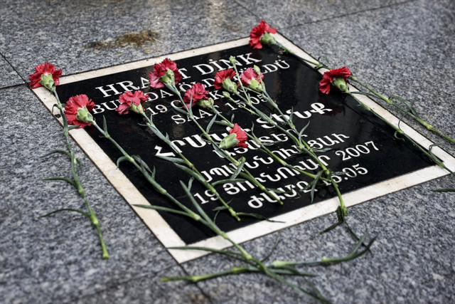 CHP Genel Başkanı Özel, gazeteci Hrant Dink'in öldürüldüğü yere karanfil bıraktı - Resim: 1