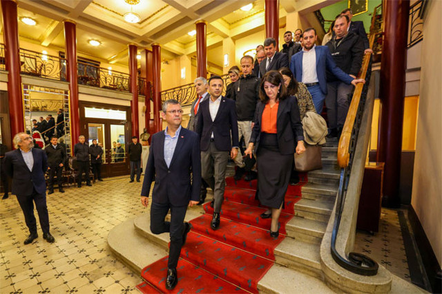 Özgür Özel'in dinletisine katıldığı 'Türkiye düşmanı' olmakla suçlanan Pervin Chakar'dan açıklama - Resim: 0