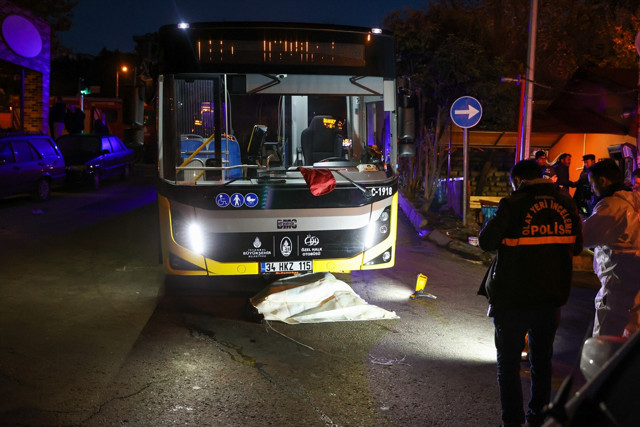 İstanbul’da İETT otobüsünün çarptığı kadın hayatını kaybetti - Resim: 0
