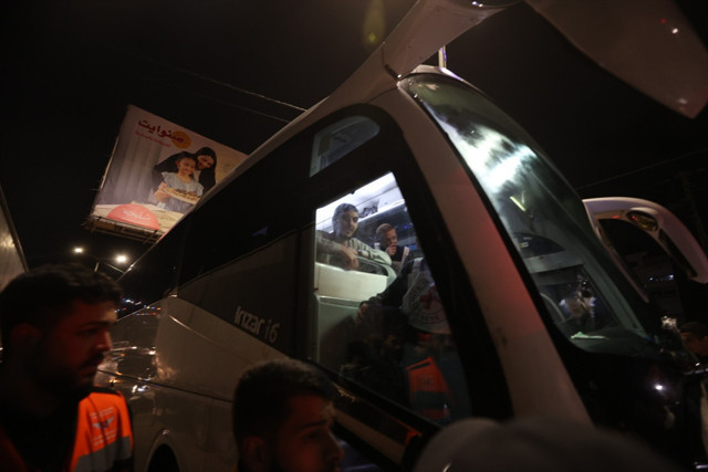 İsrail hapishanelerindeki 33 Filistinli çocuk ve kadın esir serbest bırakıldı! Ardından evleri basıldı - Resim: 0