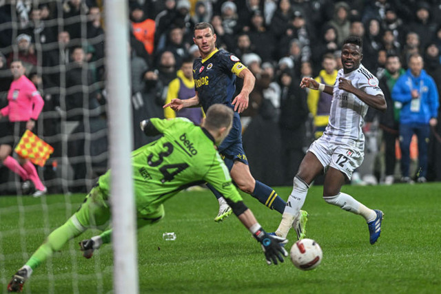 Beşiktaş'ı hezimetten kurtaran Mert Günok'tan takım arkadaşlarına gönderme! - Resim: 0