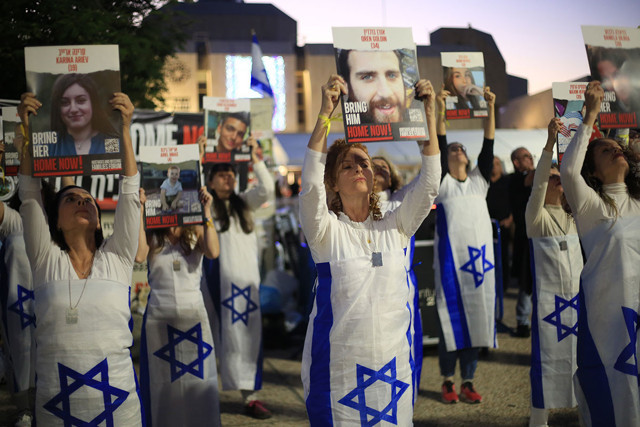 İsrail, Gazze'de 'beyaz bayrak' çeken kendi esir askerlerini öldürdü! Özür diyeyip katliama devam etti - Resim: 1